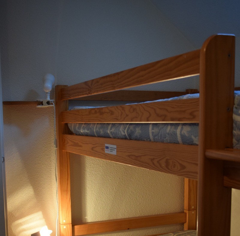 Lit en 90 cm avec lampe de chevet