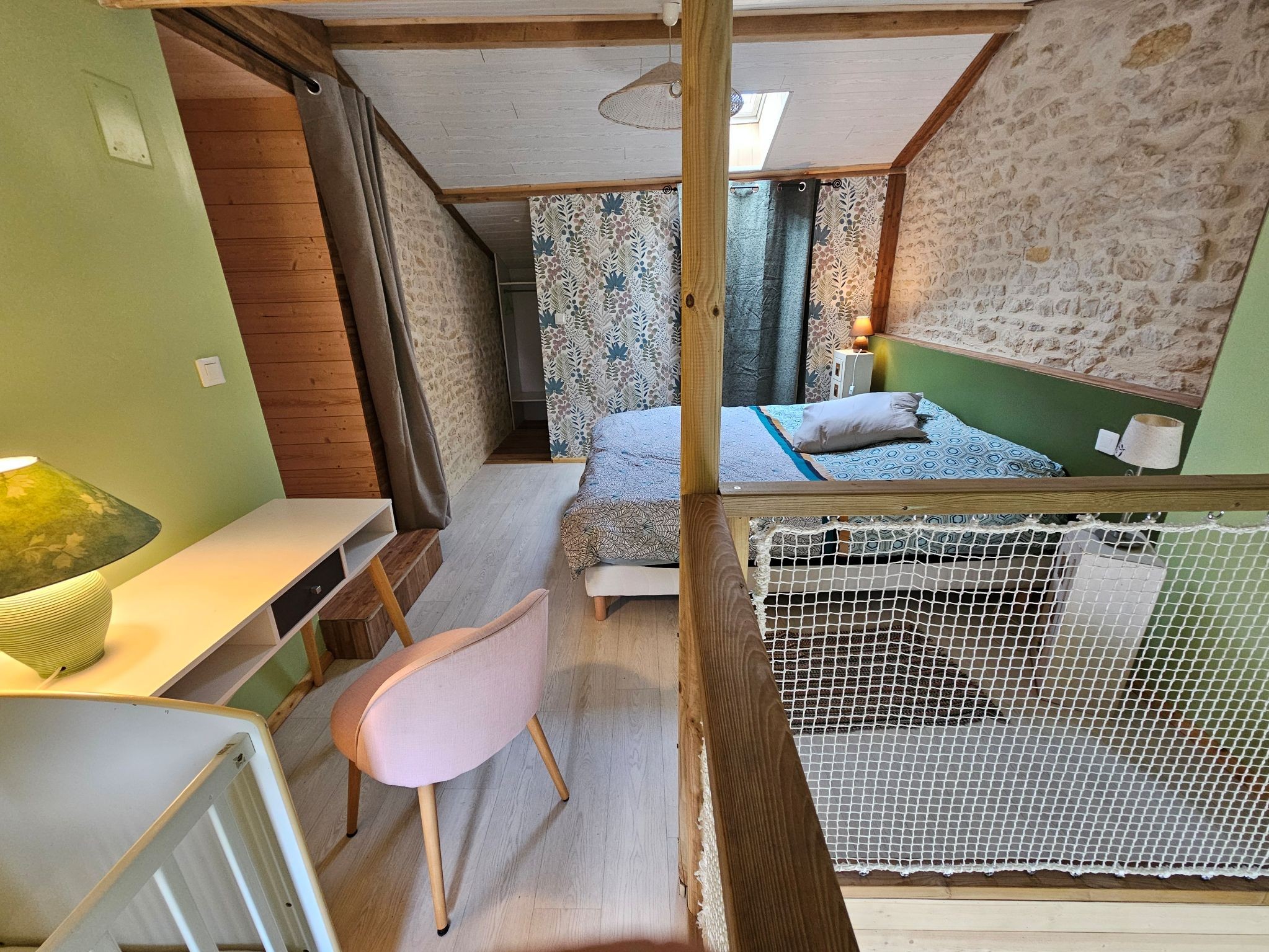 Dans la chambre parentale, un bureau et un lit enfant disponible au Clos du Tramaillou.