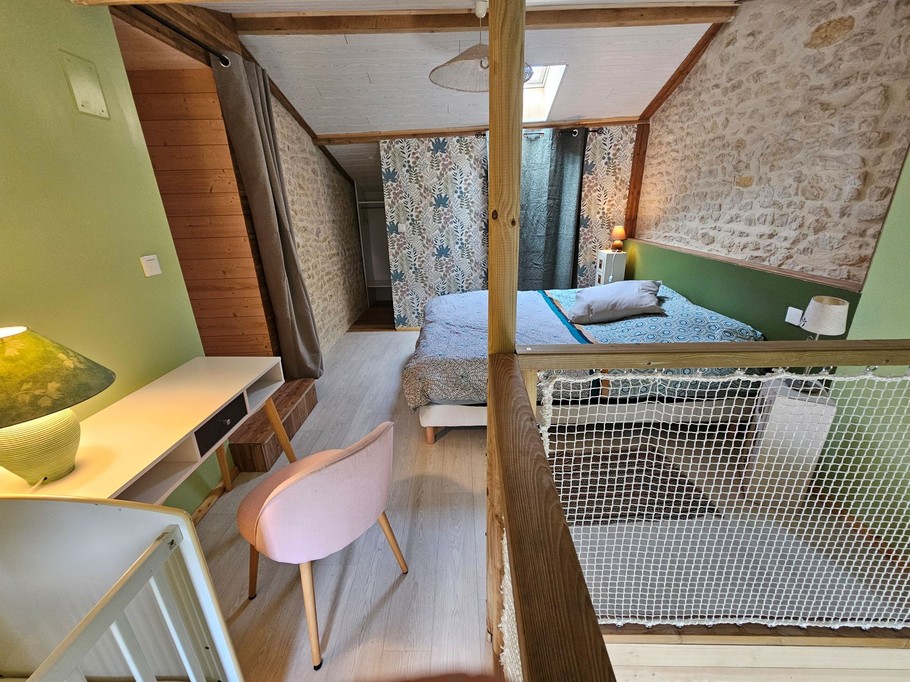 Dans la chambre parentale, un bureau et un lit enfant disponible au Clos du Tramaillou.