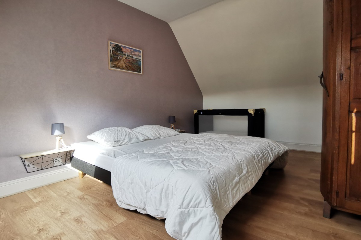 Chambre avec 1 lit 160 et lit bébé à l'étage