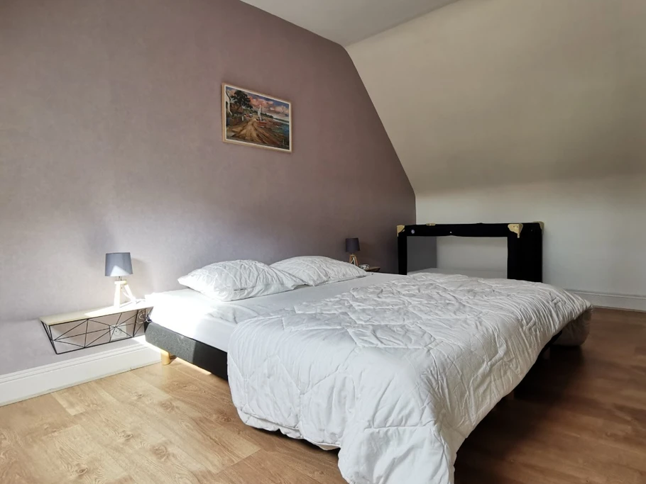 Chambre avec 1 lit 160 et lit bébé à l'étage