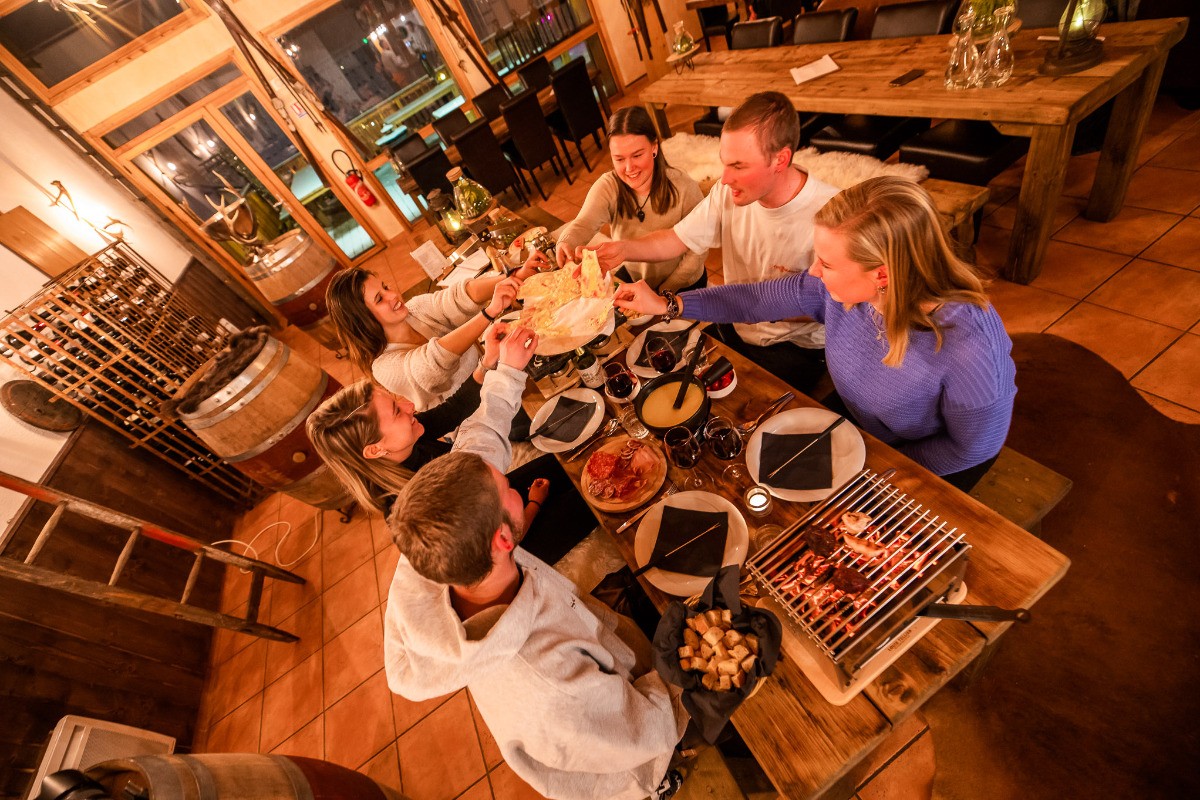 Moment convivial autour d'une bonne table