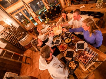 Moment convivial autour d'une bonne table