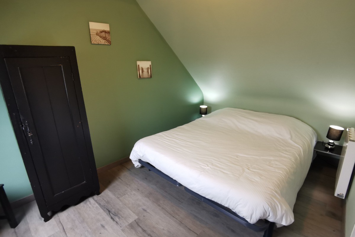 1er étage côté salon : une seconde chambre avec lavabo