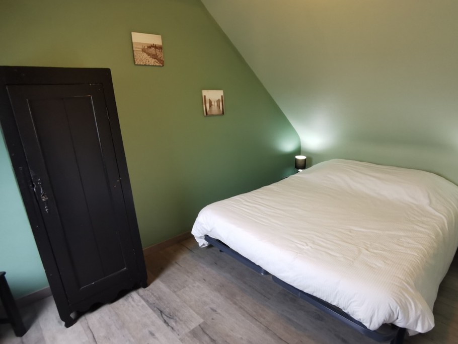 1er étage côté salon : une seconde chambre avec lavabo