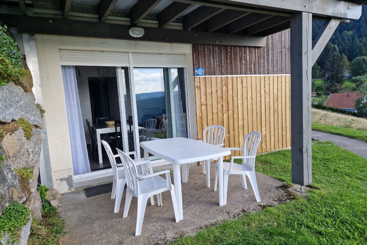 Terrasse avec salon de jardin - Appartement Gérardmer