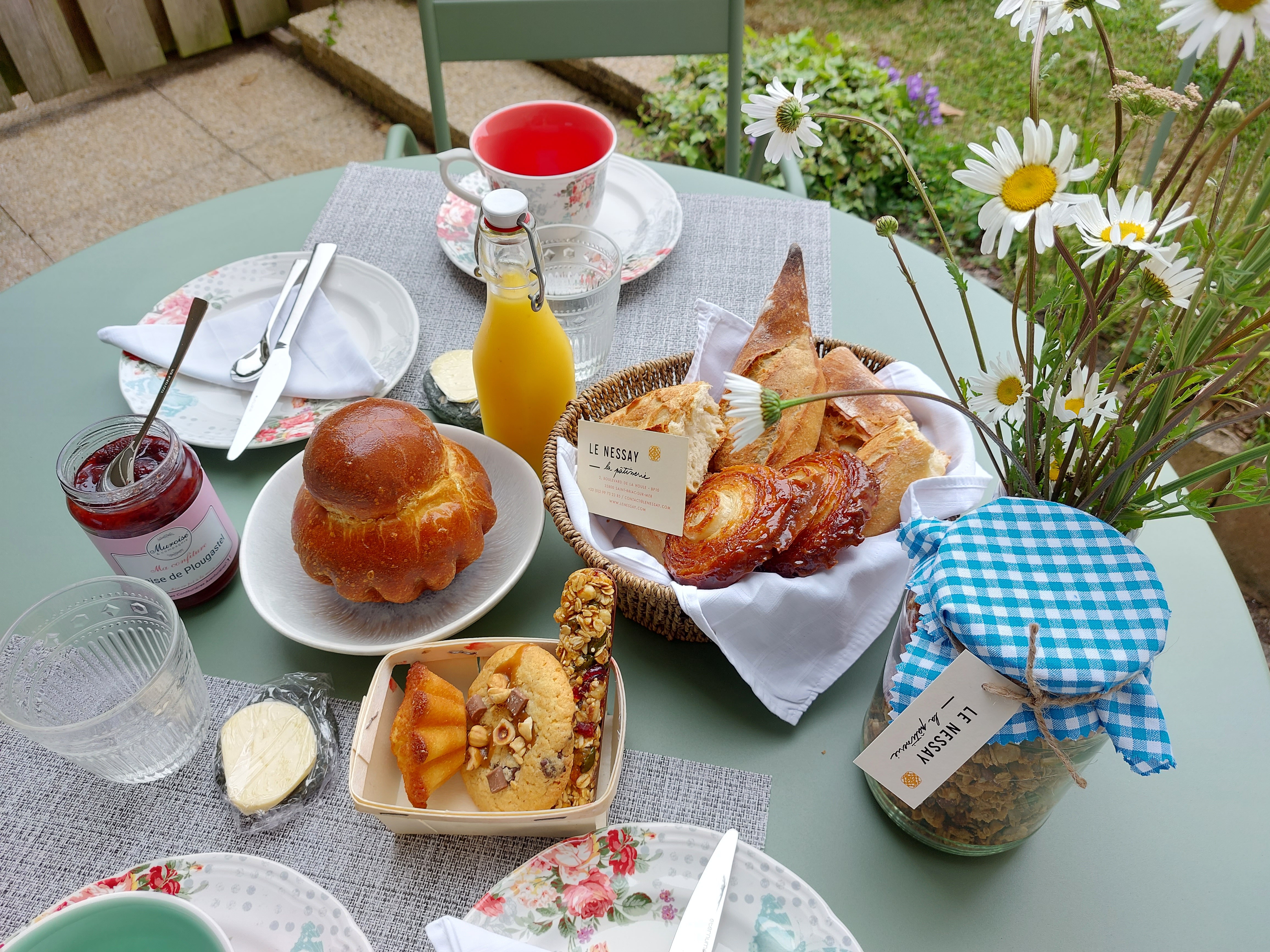 Breakfast atmosphere on the flat terrace