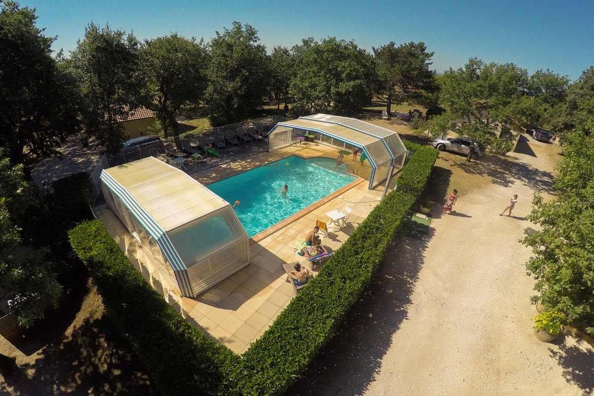 Piscine couverte et chauffé Village de Gîtes Les Collines d'Eyvigues 24580 Salignac Eyvigues Clévacances
