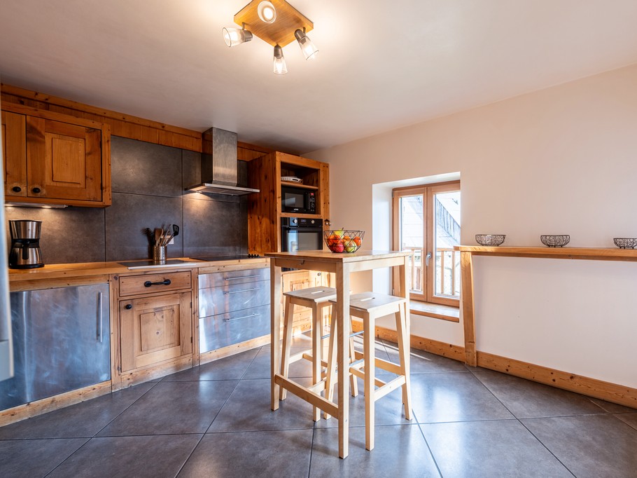 Cuisine, toute équipée comprend frigo, lave-vaisselle, évier, plaque vitro-céramique, four, four micro-onde, cafetière Nespresso et familiale, grille pain, bouilloire, robot ménager, batteur, mixeur, appareils à raclette et à fondue,