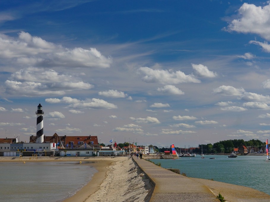 La digue de Petit Fort Philippe.