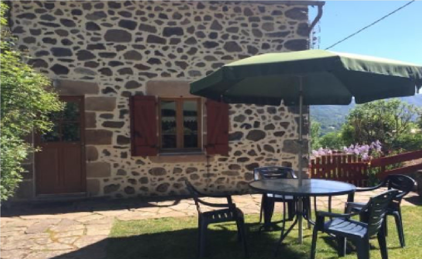 Gîte "Les Bannes", Saint Sauves d'Auvergne : La Terrasse