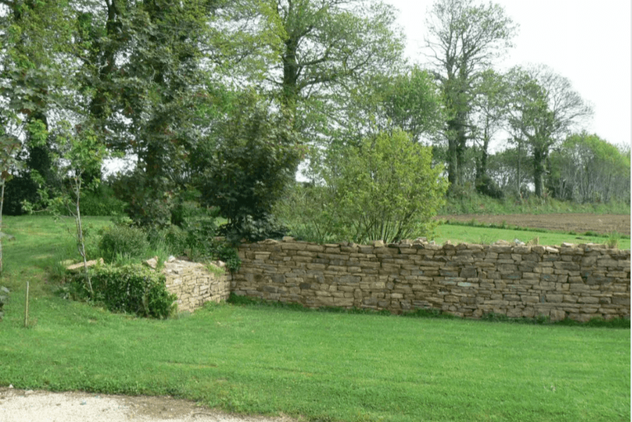 Grand espace vert autour des gîtes
