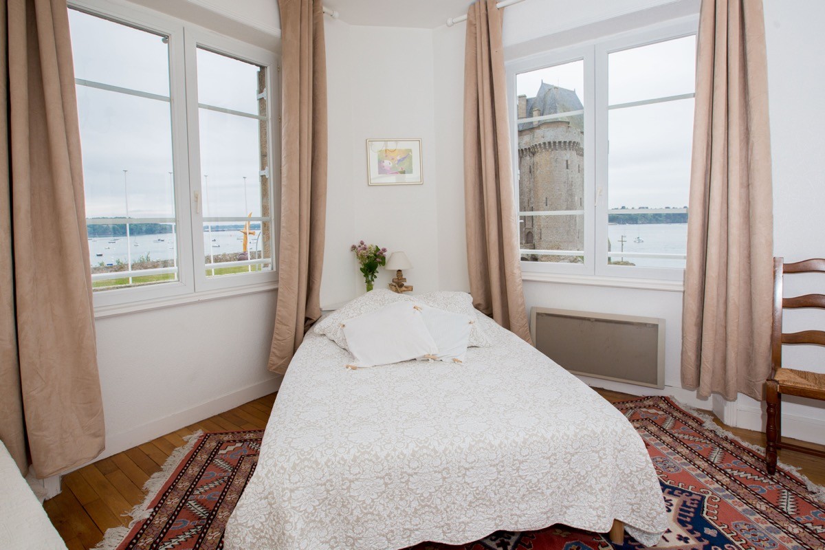 Chambre 2 avec vue sur la tour Solidor