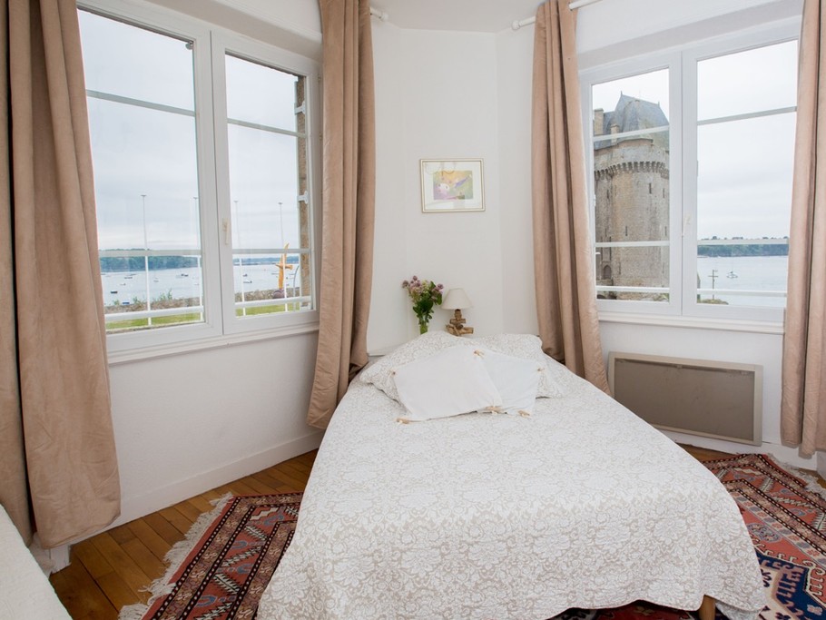 Chambre 2 avec vue sur la tour Solidor