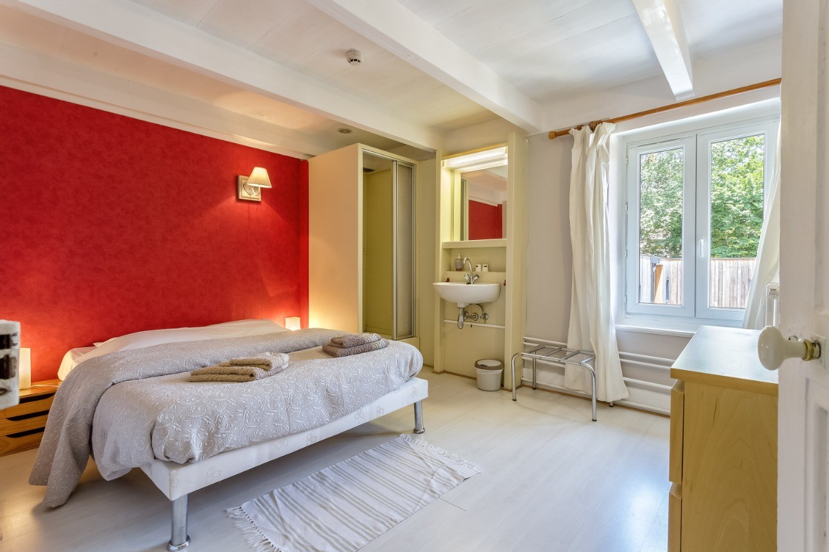 chambre N°10 1 lit double avec douche et lavabo