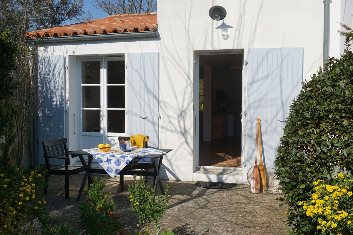 Un jardin charmant du gîte Le Tadorne à Fouras en Charente maritime