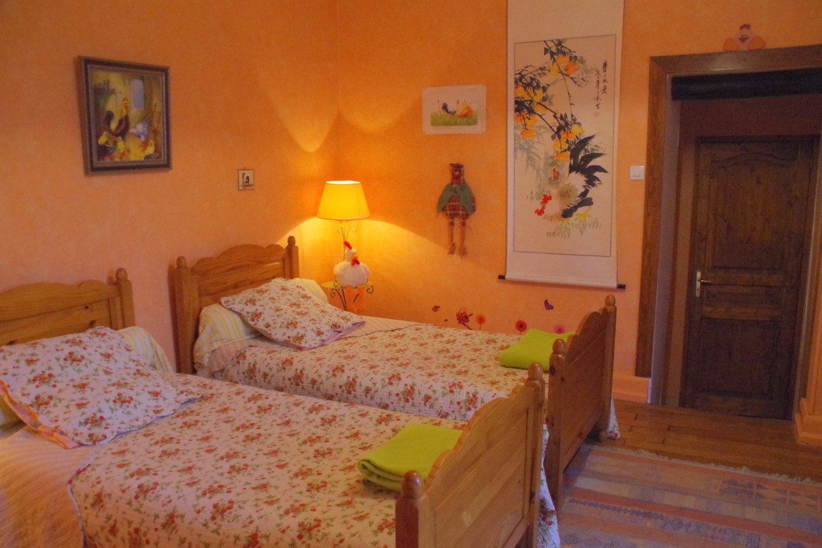 Le poulailler est une chambre équipée de deux lits jumeaux, toilettes et salle de douche. Avec télévision et wifi gratuit.