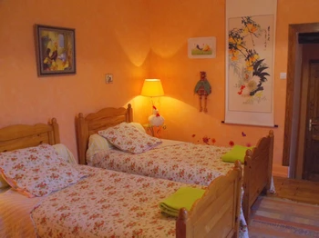 Le poulailler est une chambre équipée de deux lits jumeaux, toilettes et salle de douche. Avec télévision et wifi gratuit.