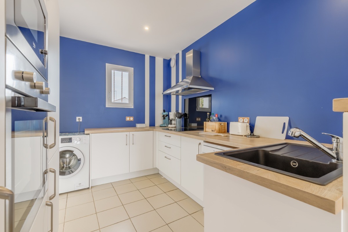 cuisine moderne ouverte sur séjour face mer