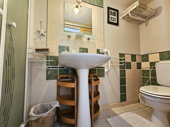 Salle d'eau avec douche et WC