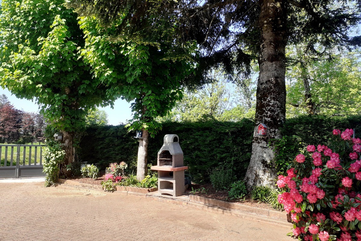JARDIN avec barbecue et fleurs
