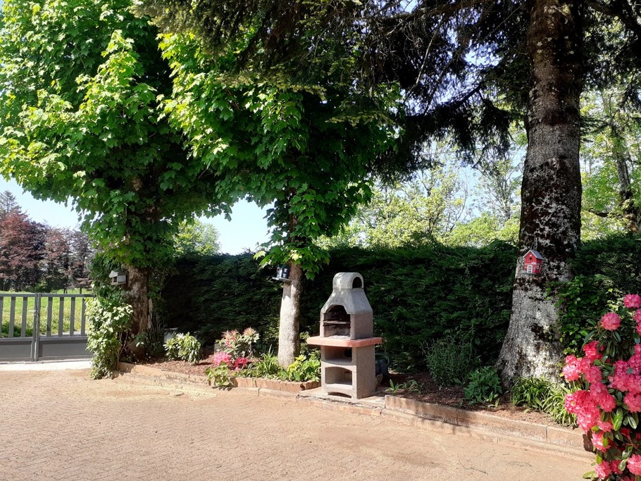JARDIN avec barbecue et fleurs
