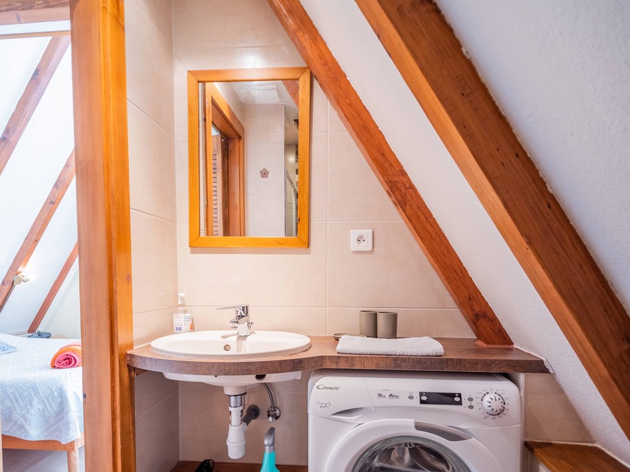 Salle d'eau (vue sur le lavabo et le lave vaisselle