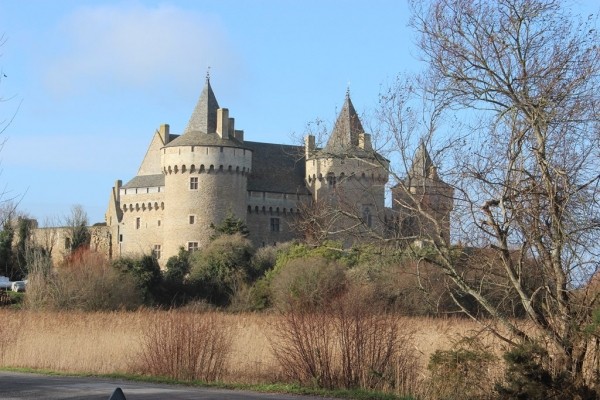 CHATEAU DE SUSCINIO A 1Km PAR LA COTE