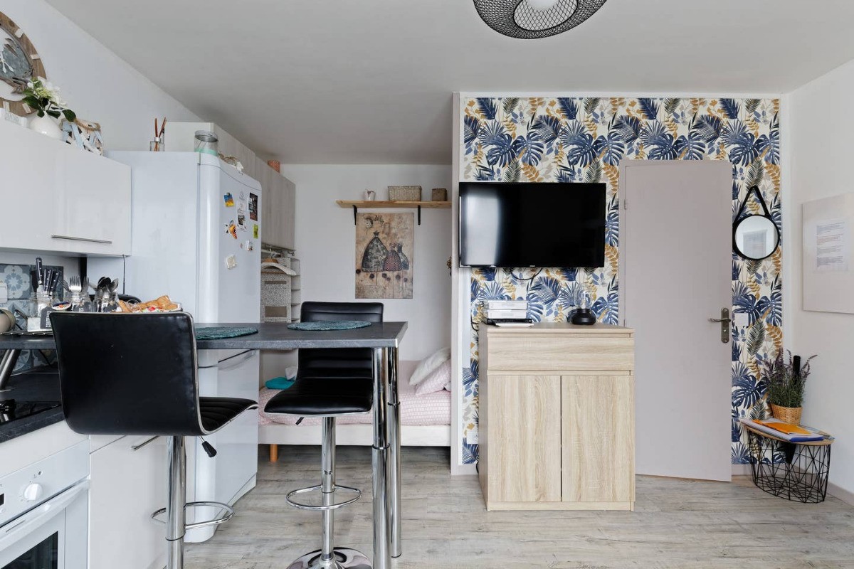 Dans le salon, vous trouverez un télévision écran plat avec la WI FI ainsi qu'une commode pour y ranger vos affaires