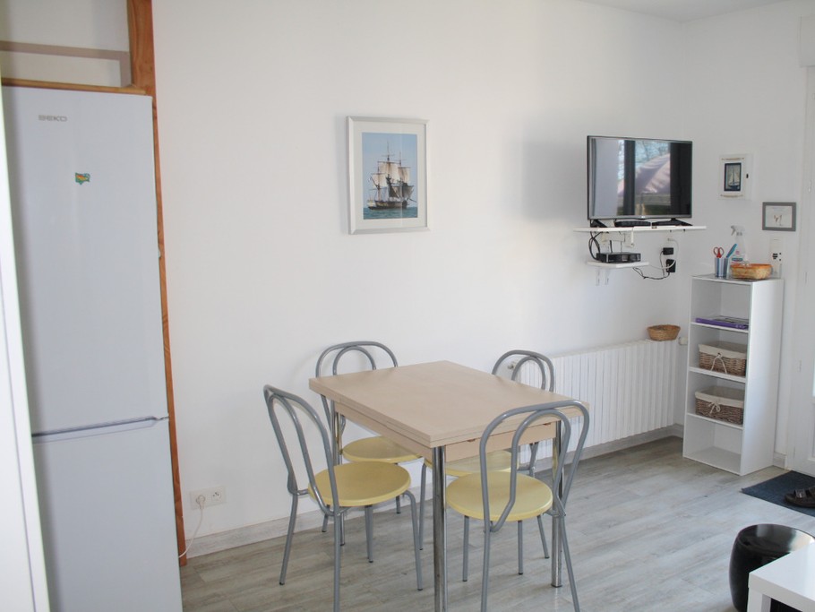 Pièce à vivre coin repas dans maison à proximité du Port de La Cotinière, en Charente maritime