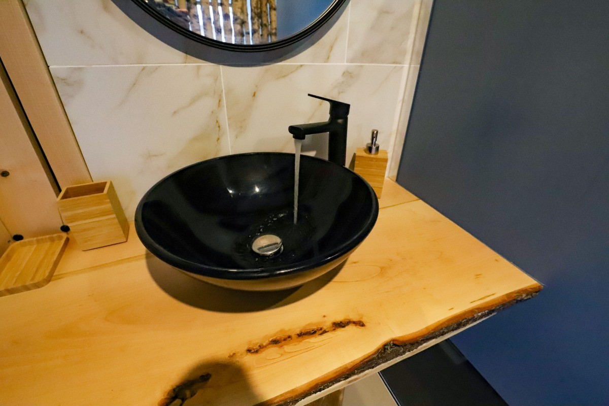 Salle d'eau avec douche italienne - L'Hôtel Enfoncée Chambres et Table d'hôtes Le Val d'Ajol