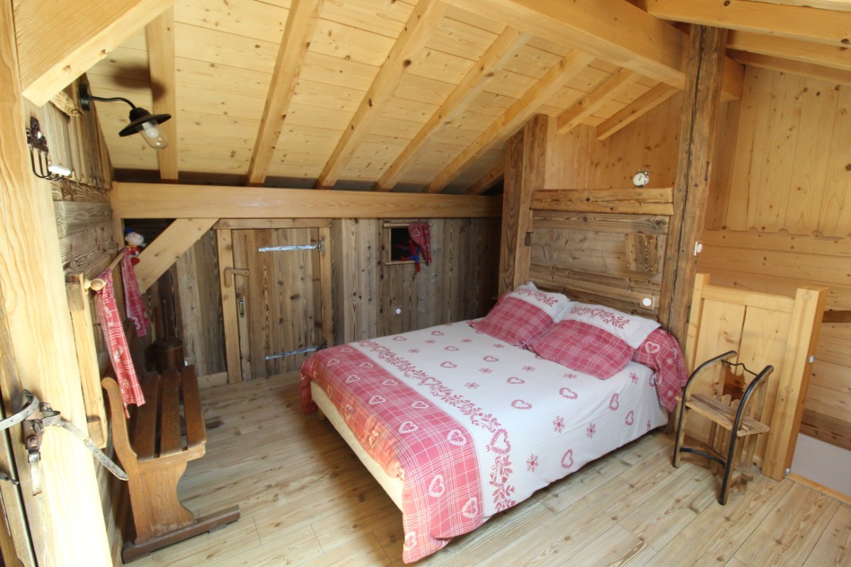 Espace nuit en mezzanine - Chalet Le Grenier