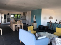Salon salle à manger cuisine donnant sur grande terrasse avec vue mer