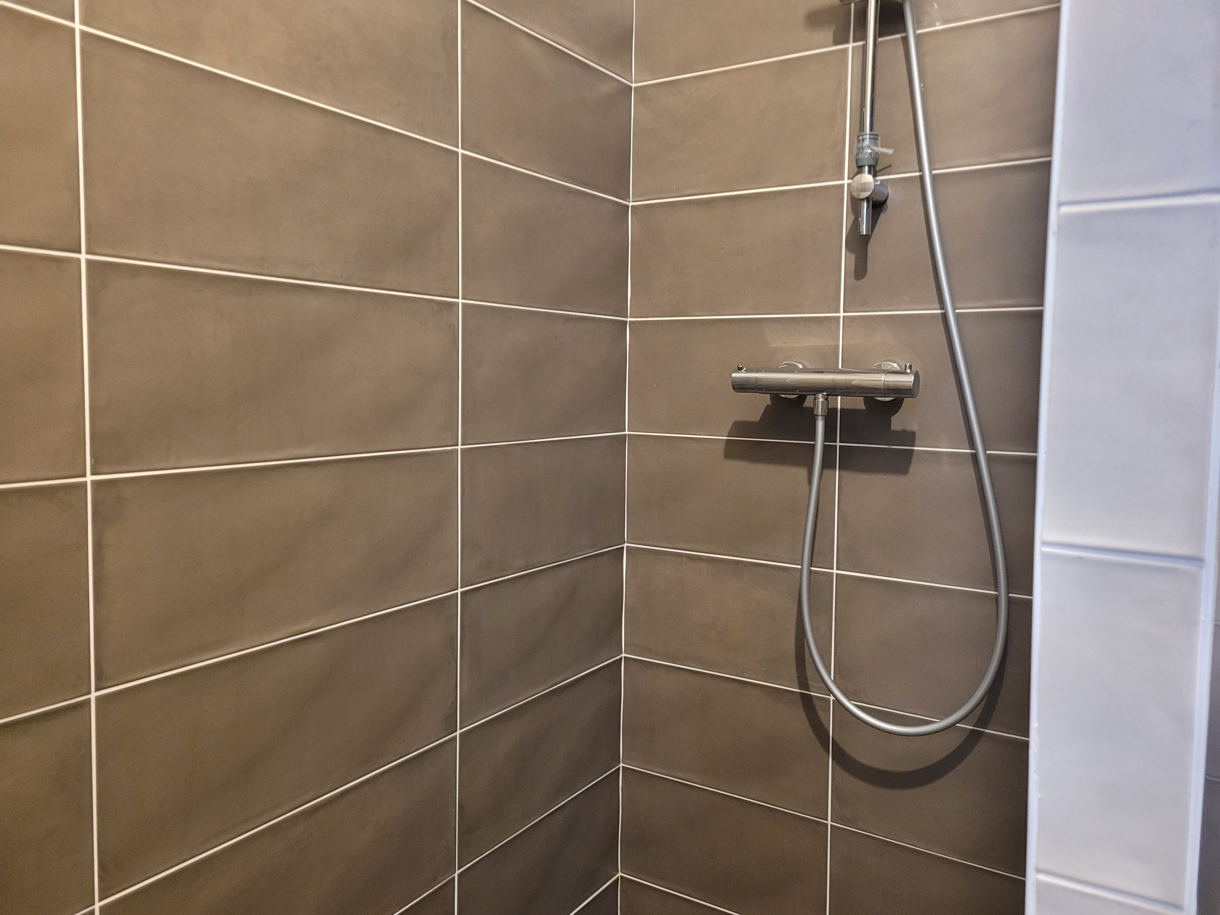 Gouezel, chambre d'hôtes Pleneuf Val André, la Henriade, chambre lit 160 et sa salle d'eau avec douche et lavabo, et WC