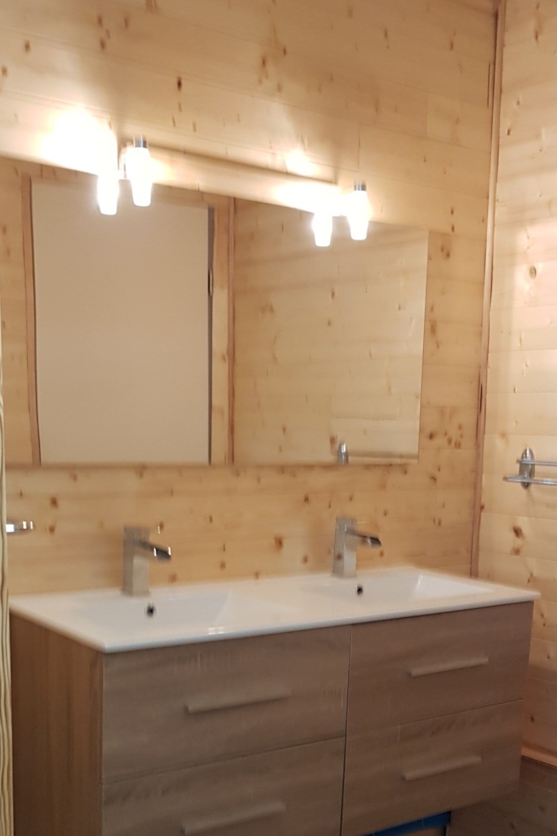 Salle d'eau avec ensemble double vasque.