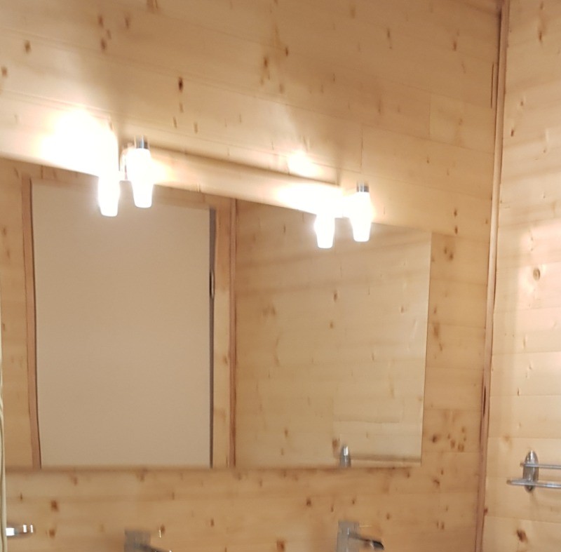 Salle d'eau avec ensemble double vasque.