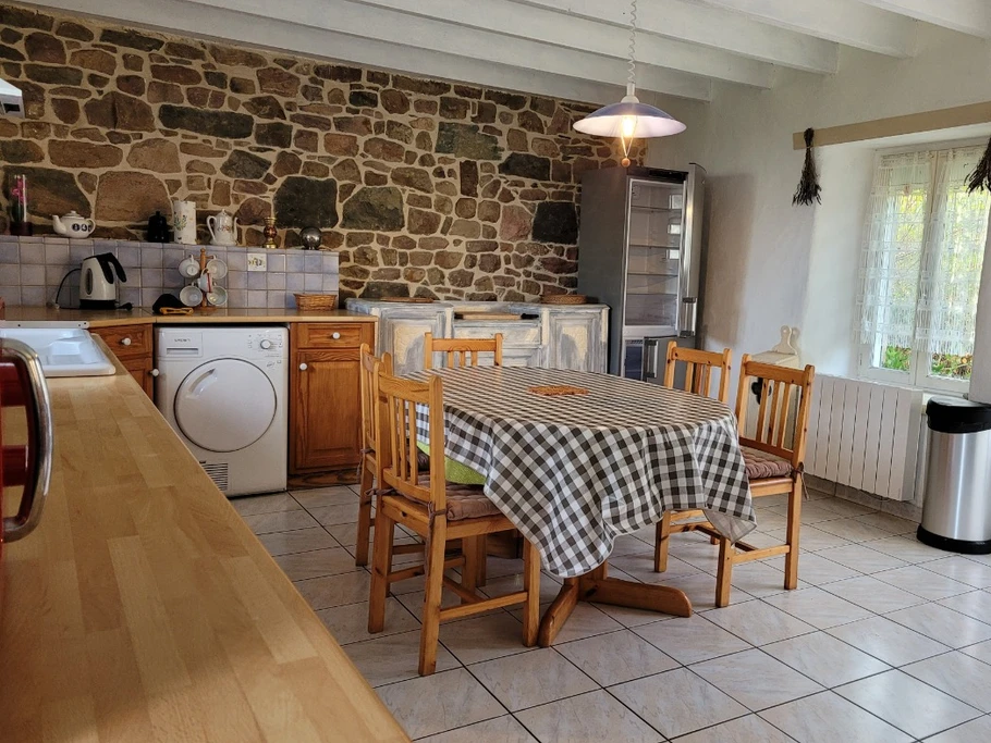 LE BLEIZ Yvon, location "Vue panoramique" située à Paimpol, partie salle à manger cuisine