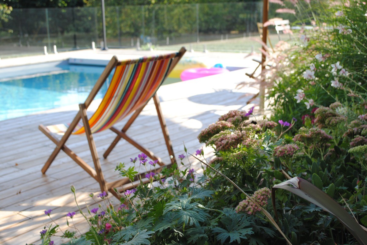 Piscine chauffée de la mi-mai à fin septembre. Grande terrasse close en bois avec salons de jardin et transats à votre disposition et celle d'une chambre d'hôtes. Et aussi : trampoline, table de ping-pong