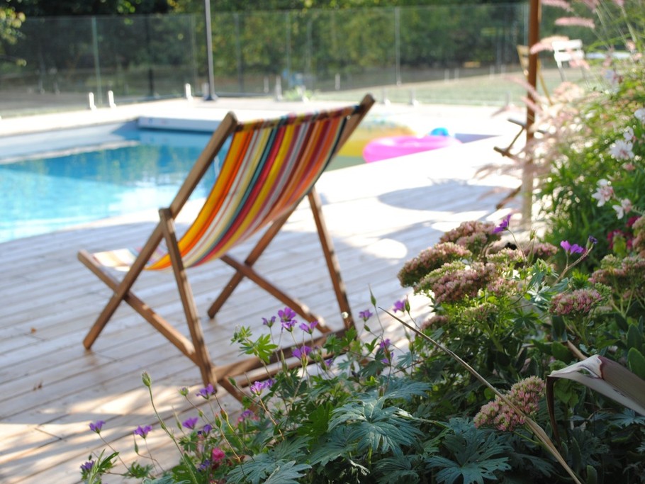 Piscine chauffée de la mi-mai à fin septembre. Grande terrasse close en bois avec salons de jardin et transats à votre disposition et celle d'une chambre d'hôtes. Et aussi : trampoline, table de ping-pong