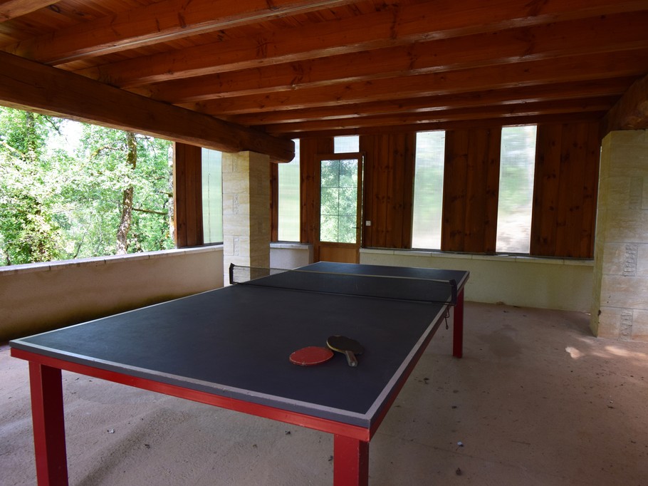Espace commun avec table de ping-pong
