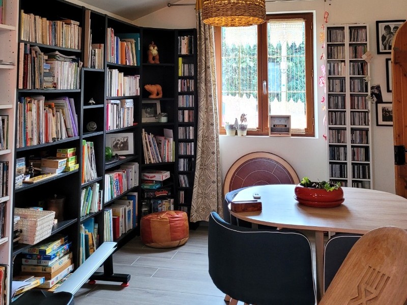 Au RDC, une pièce espace détente avec bibliothèque, rameur, table et chaises. Coin TV avec, pour vos soirée cinéma, accès Netflix et nombreux DVD.  Accès direct à une terrasse privative.