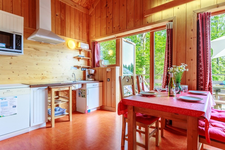Séjour du chalet - coin cuisine et repas