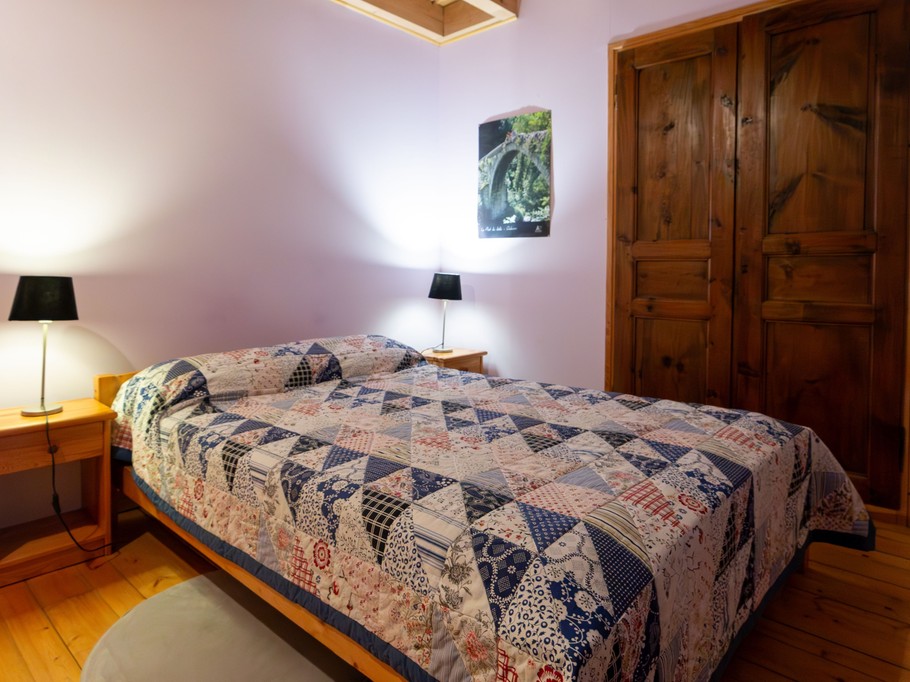 Chambre 1er étage : 1 lit 2 pers. en 140x190 cm