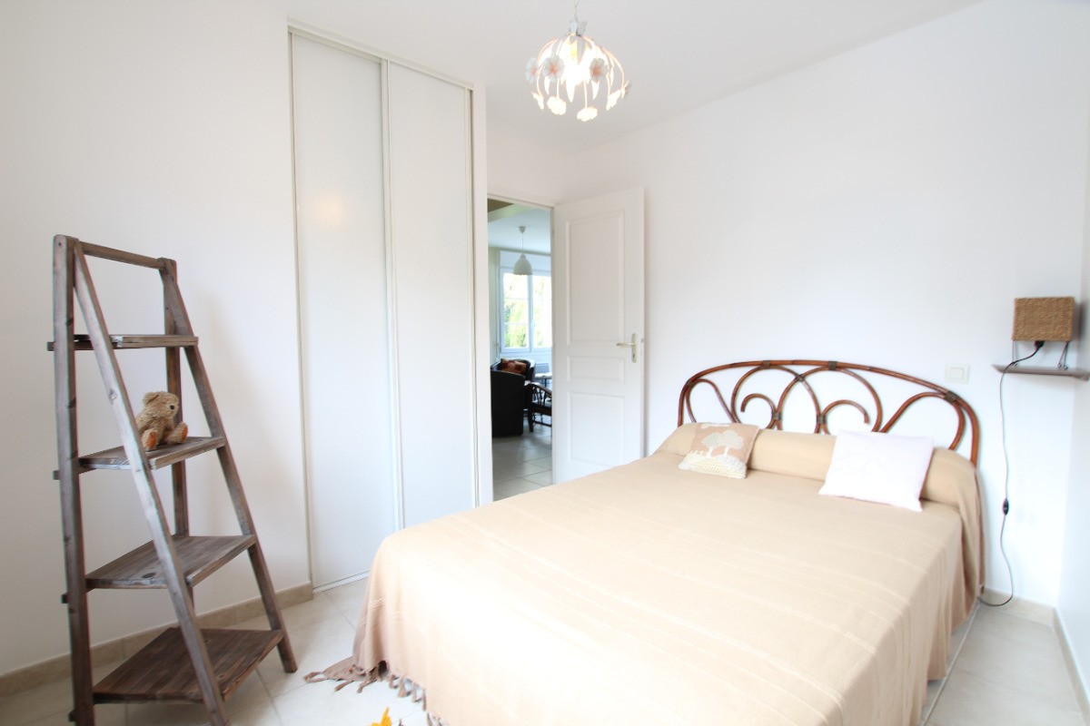 Chambre lit double au rez-de-chaussée