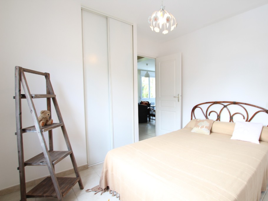 Chambre lit double au rez-de-chaussée