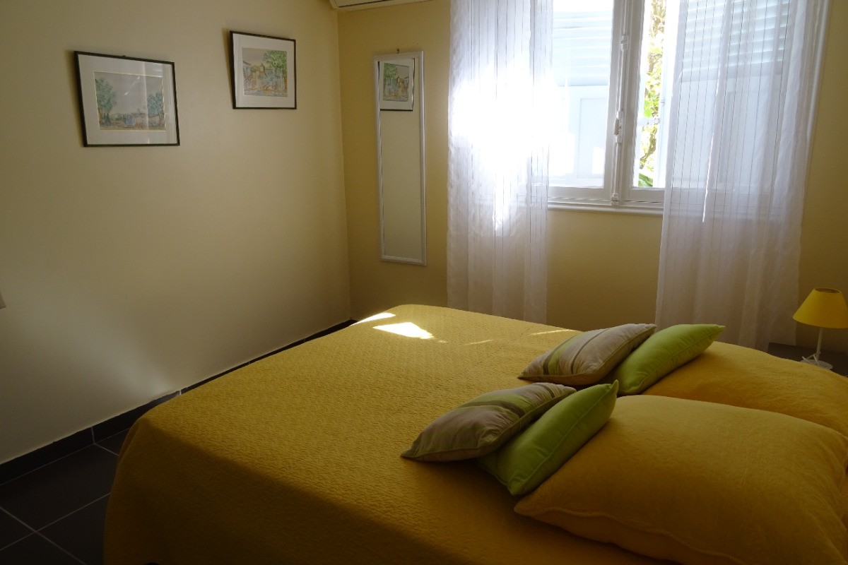 la chambre climatisée avec lit e 160, vue jardin, pas de vis à vis