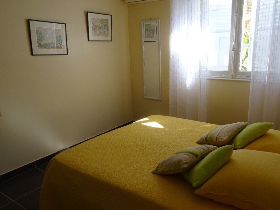 la chambre climatisée avec lit e 160, vue jardin, pas de vis à vis