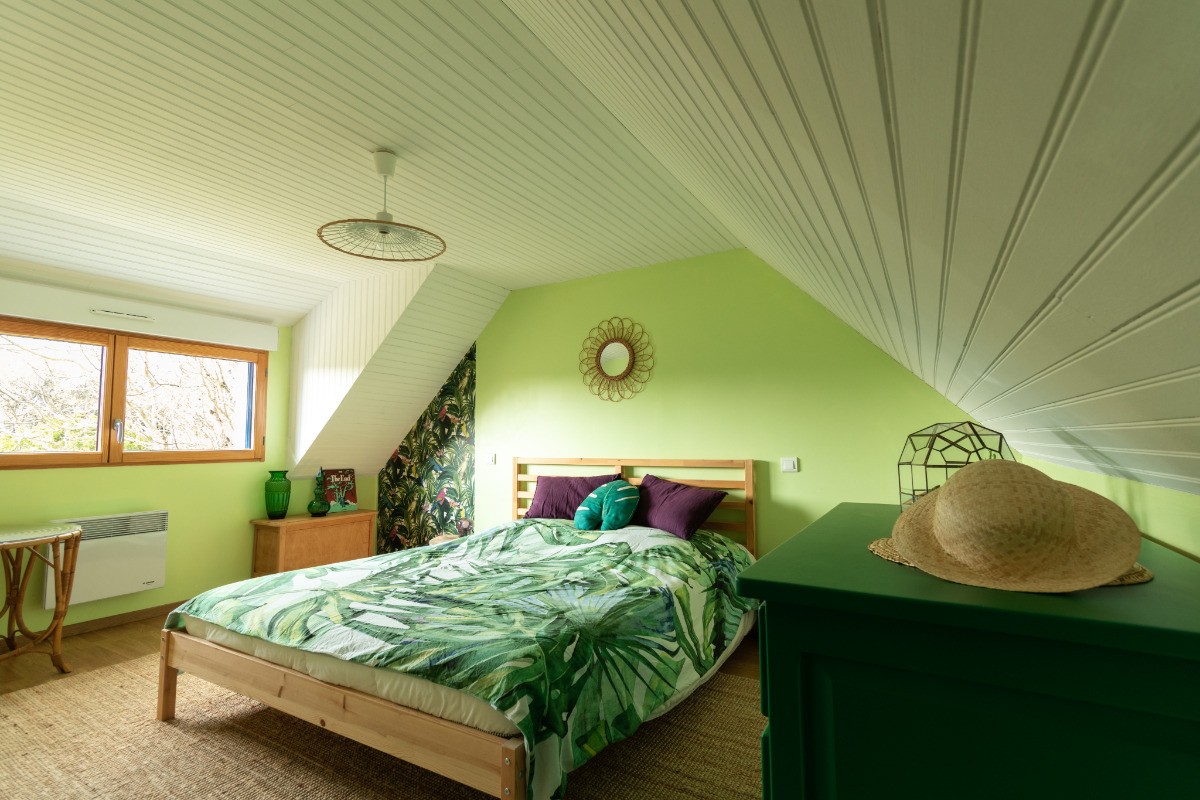 Chambre verdoyante à l'étage