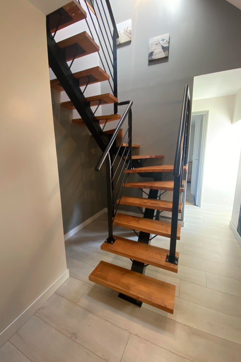 Escalier accédant à la mezzanine au deuxième étage