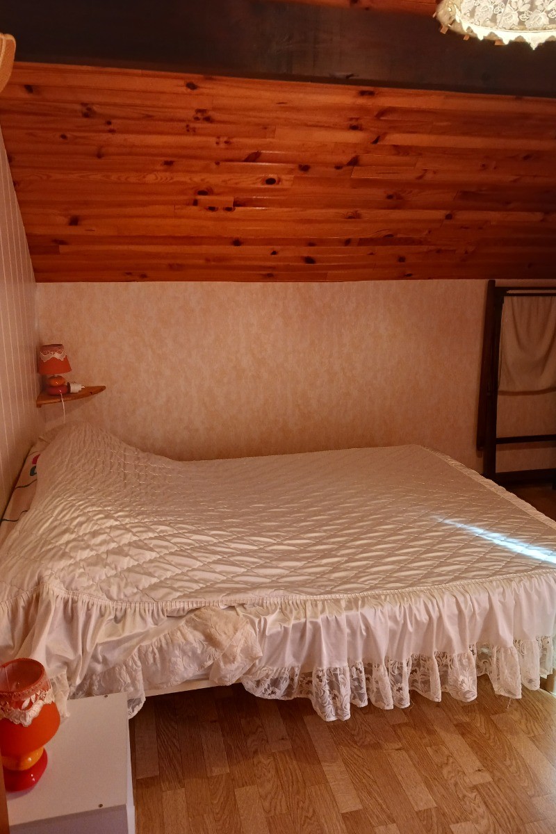 2ème chambre avec un lit 2 personnes qui s'ouvre sur un balcon
